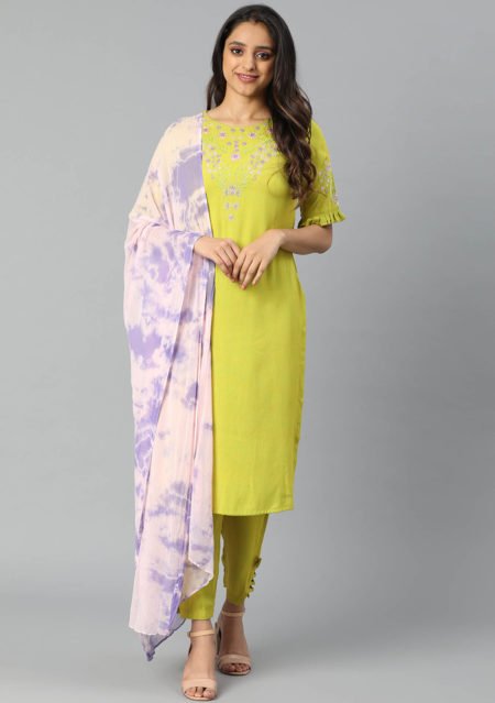 Aaivi Women Green Elegant Rayon Golden Print Kurta Sets